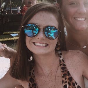 Meet your Posher, Avery